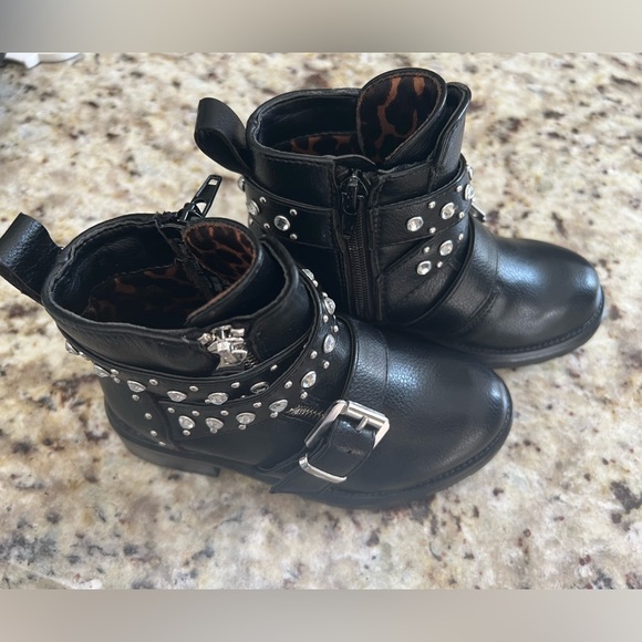 Kids' Halsi Crystal Stud Moto Boot In Black by Steve Madden size 10 brand new - Picture 3 of 9